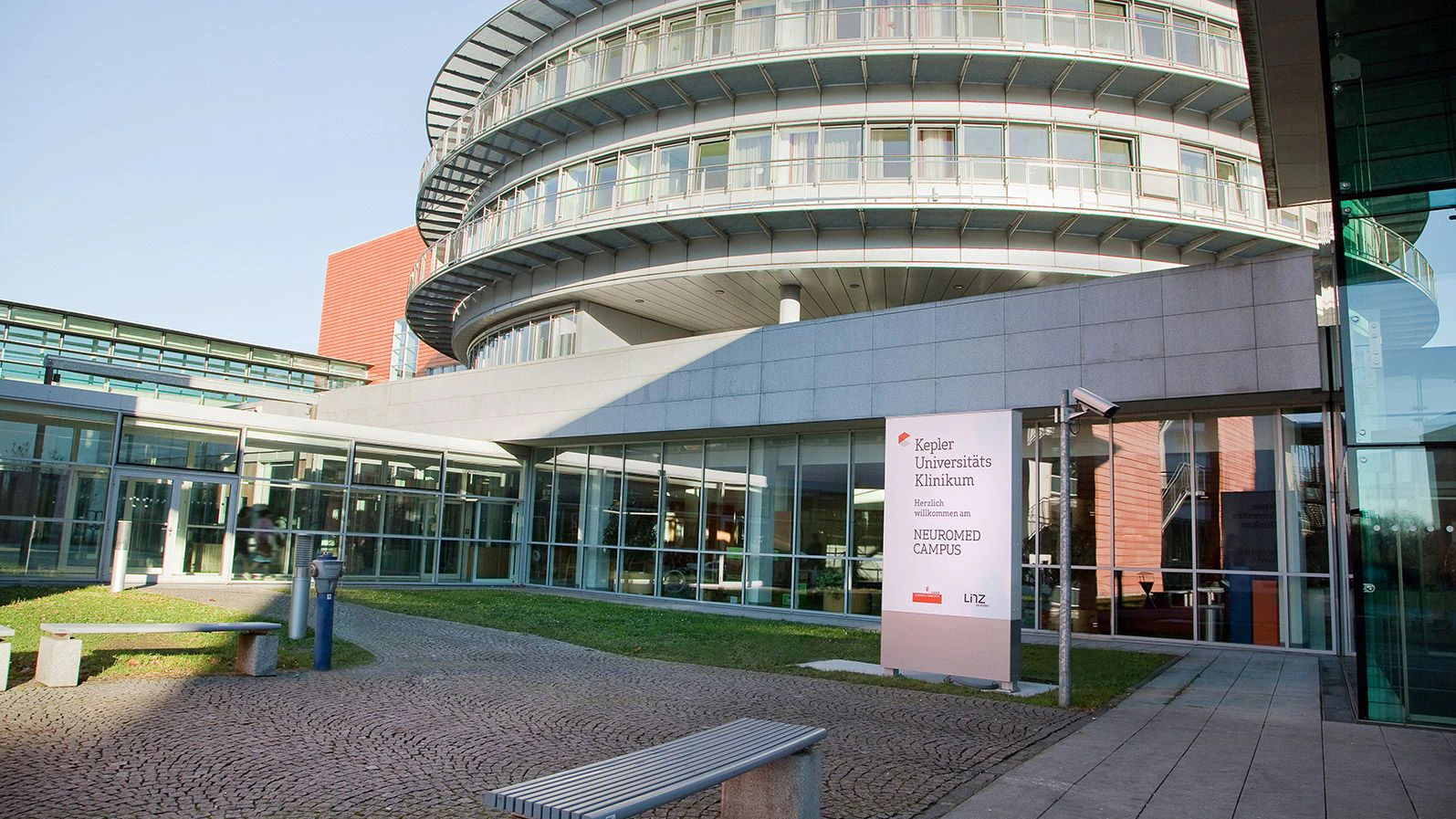 Die 55-Jährige wurde in den Neuromed-Campus des Kepler-Klinikums gebracht.