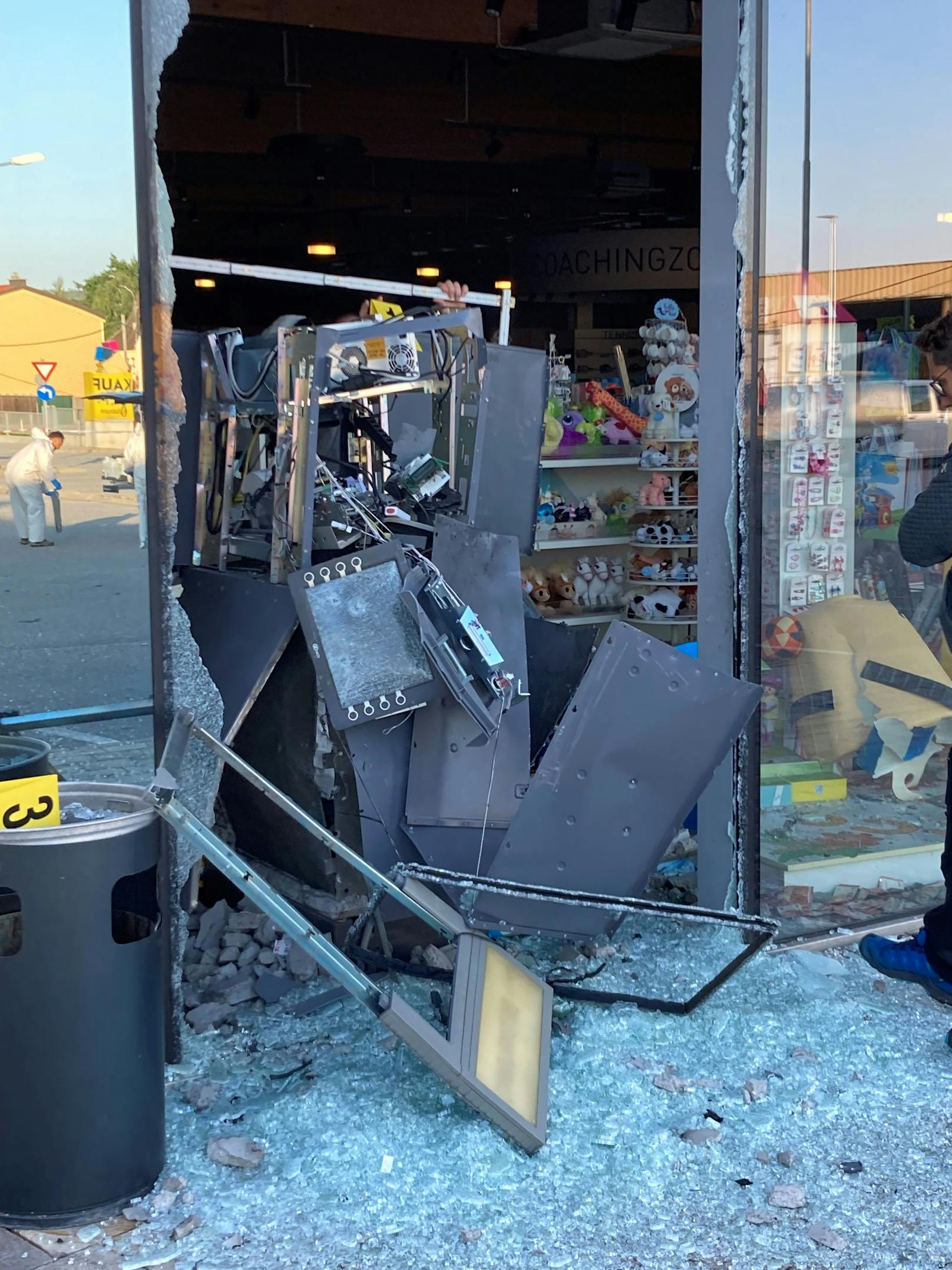 Bilder vom explodierten Bankomaten.