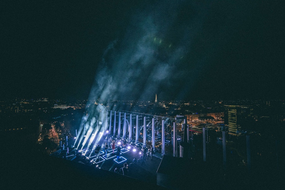 Am Dach des Uniqa Towers (Leopoldstadt) performt Opus seinen Mega-Hit 