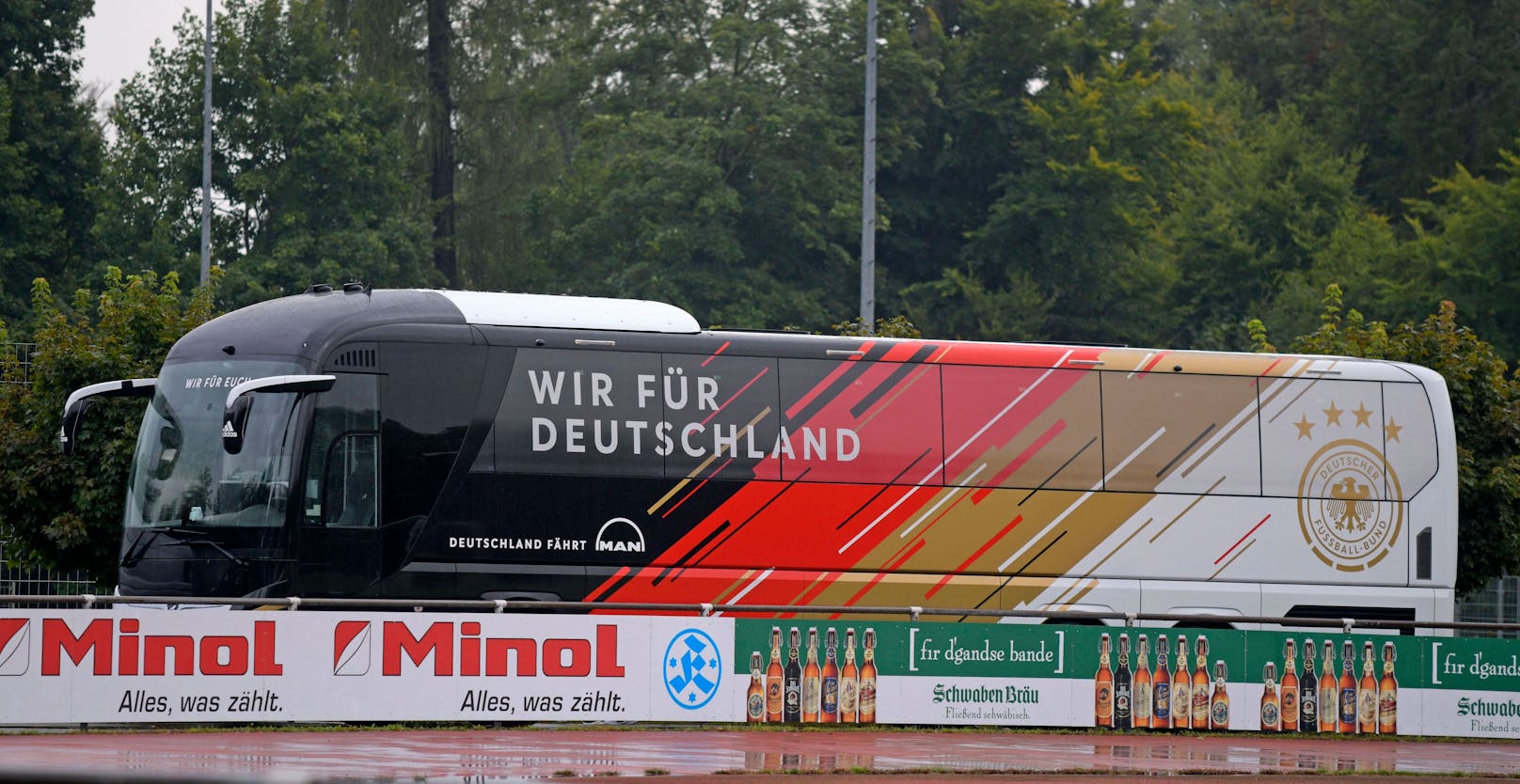 Das DFB-Team reist per Bus nach St. Gallen. 