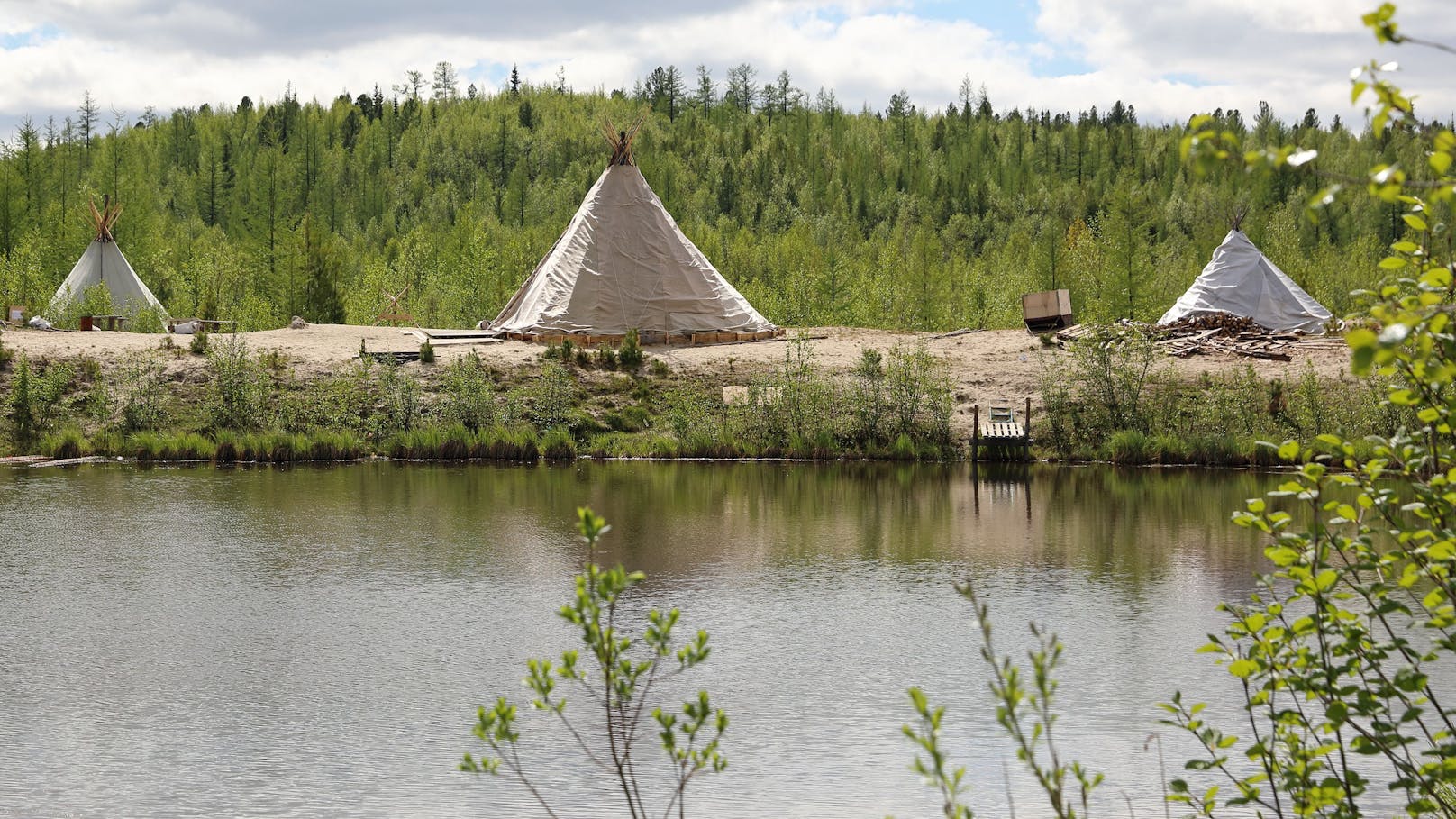 Die vier Rentier-Züchter hatten ihre Zelte am Rande eines Sees tief in der sibirischen Taiga aufgeschlagen. Symbolbild