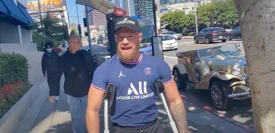 Conor McGregor vor dem Oldtimer von Arnold Schwarzenegger.
