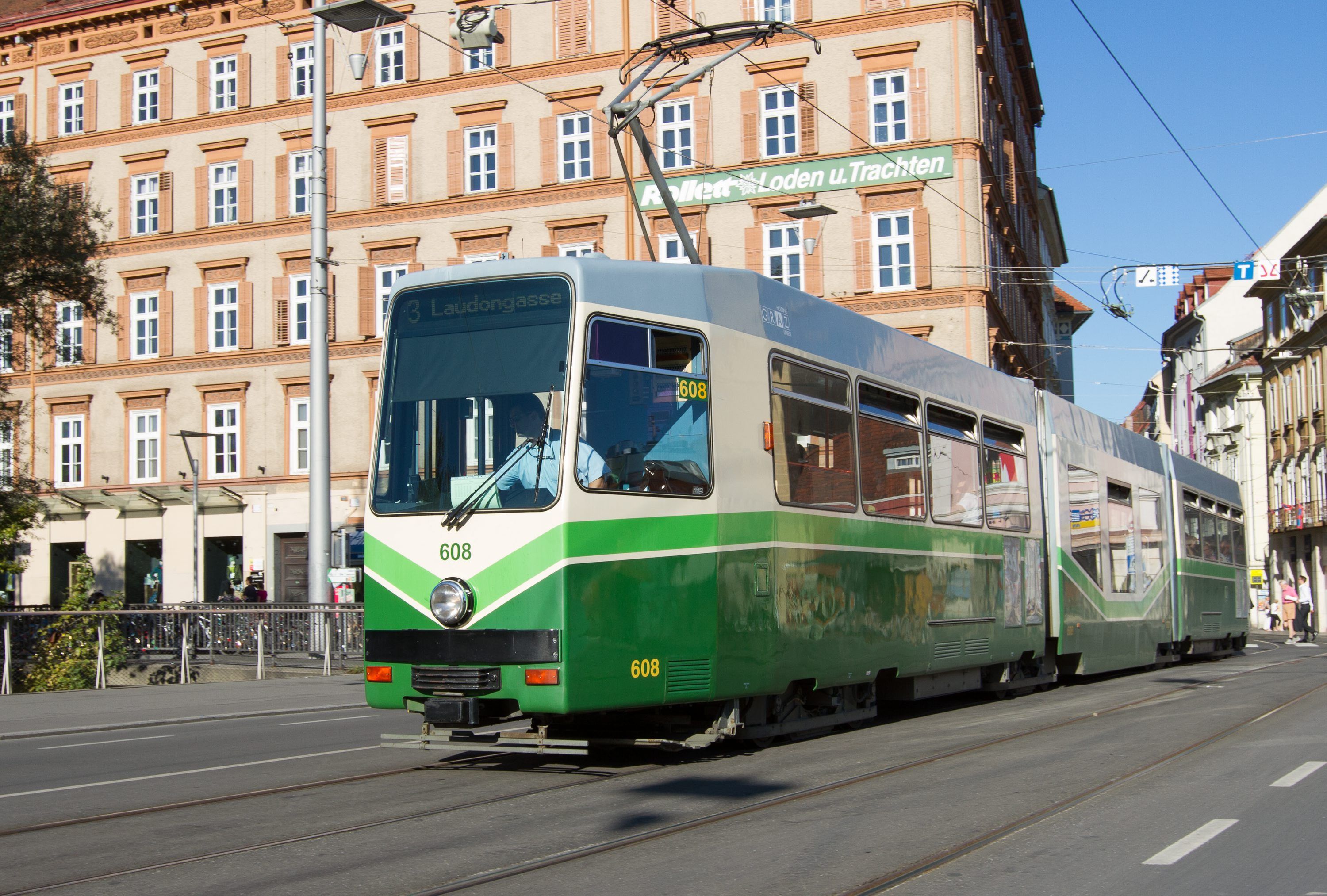 Die Frau auf dem E-Bike krachte in eine Straßenbahn.