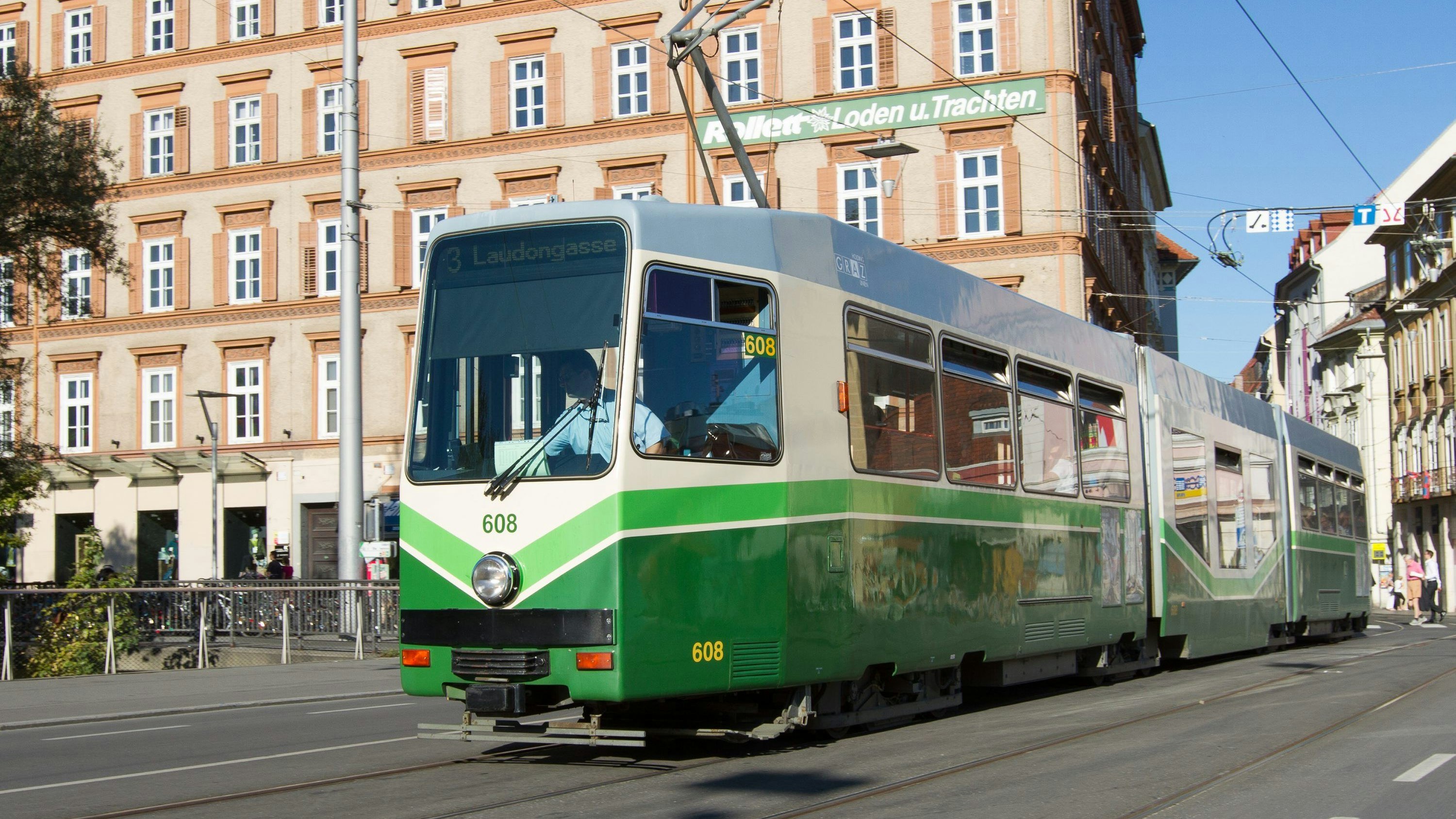 Die Frau auf dem E-Bike krachte in eine Straßenbahn.