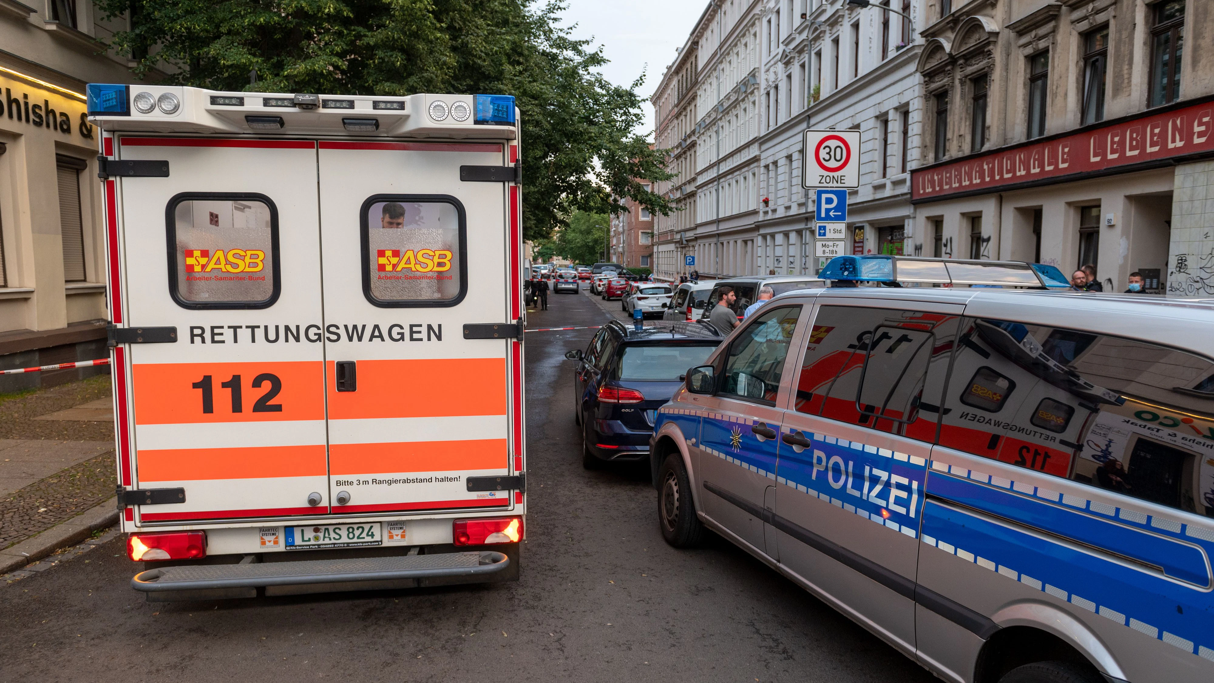Download von www.picturedesk.com am 01.09.2021 (11:35).  15 July 2021, Saxony, Leipzig: Police officers are searching for traces after an altercation in Hildegardstraße in the east of Leipzig. According to information from "Bild", shots are said to have been fired on Eisenbahnstraße, one person has been injured. Eisenbahnstraße is considered a crime hotspot in Leipzig. (to dpa "Large police operation after altercation in Leipzig") Photo: Hendrik Schmidt/dpa-Zentralbild/dpa - 20210715_PD11456 - Rechteinfo: Rights Managed (RM)