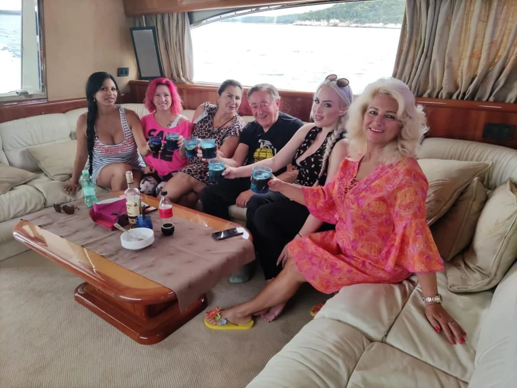 Von der Yacht wurde mit einer kleiner Feier Abschied genommen.