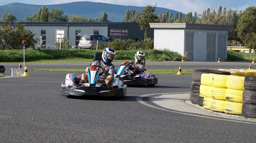 Die spusu Caps geben im Go-Kart Gas.