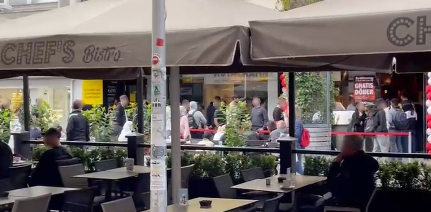 Riesen-Ansturm auf ein neu eröffnetes Restaurant in Favoriten