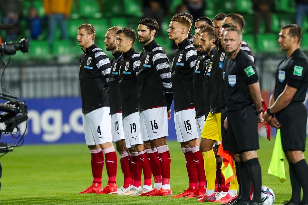 Österreichs Kicker warten auf die Hymne. 