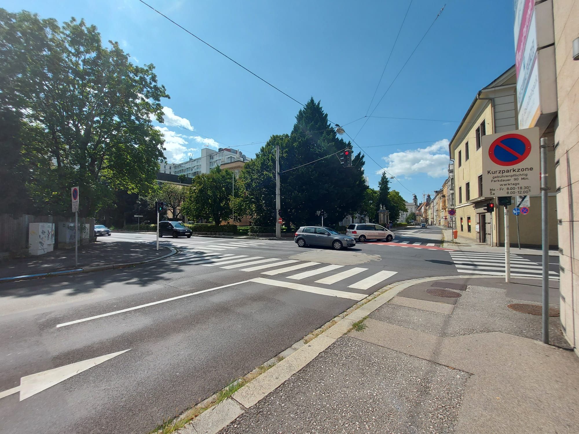 An dieser Kreuzung sollte das Fahrschulauto anhalten.