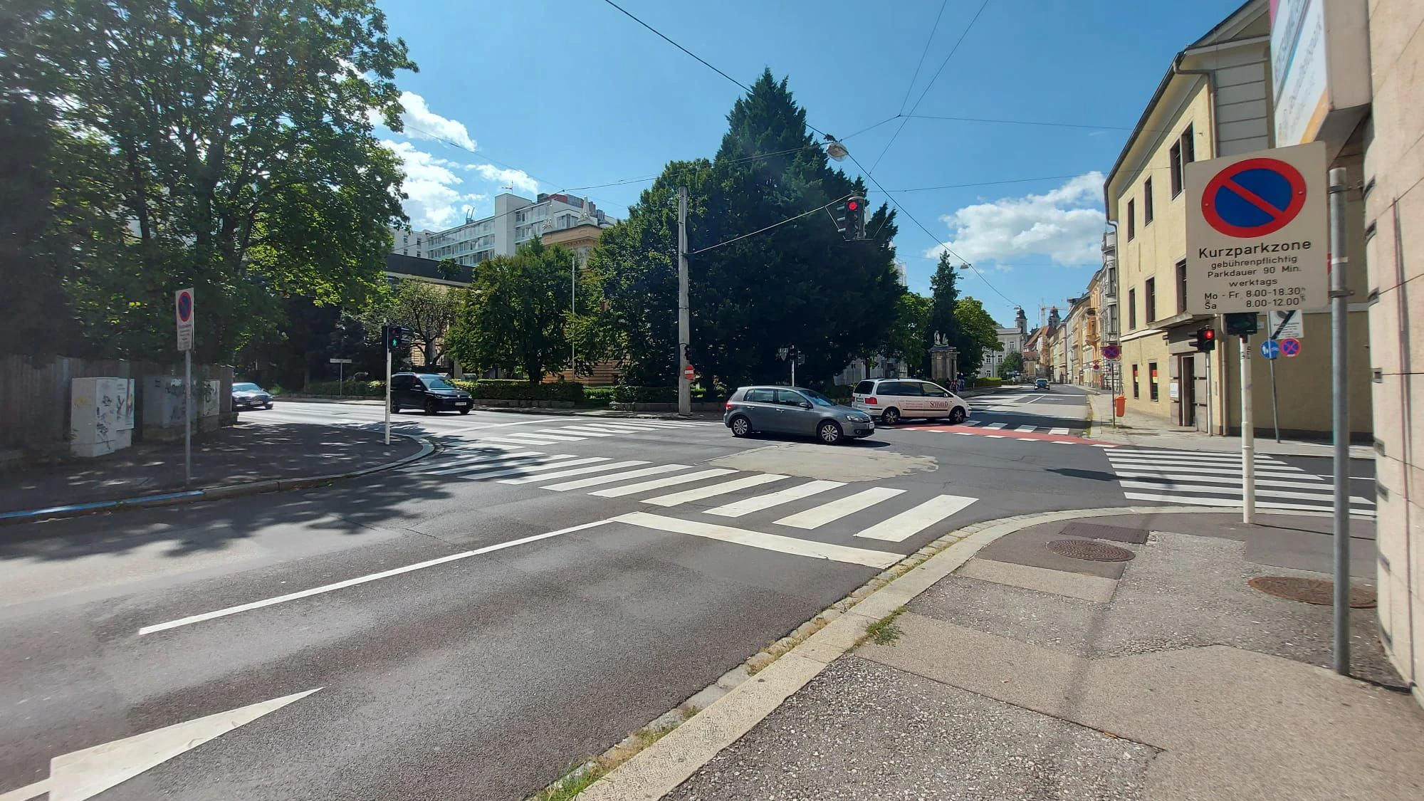 An dieser Kreuzung sollte das Fahrschulauto anhalten.