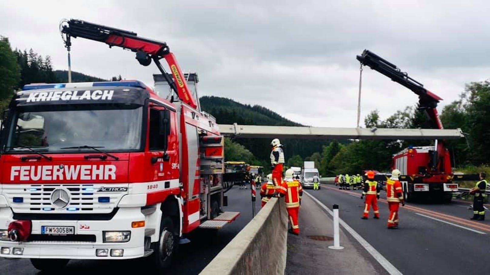 Bei einem spektakulären Unfall im Bezirk Bruck-Mürzzuschlag ist eine Frau schwer verletzt worden: Ihr Auto war von einem herunter fallenden Mautbalken getroffen worden.