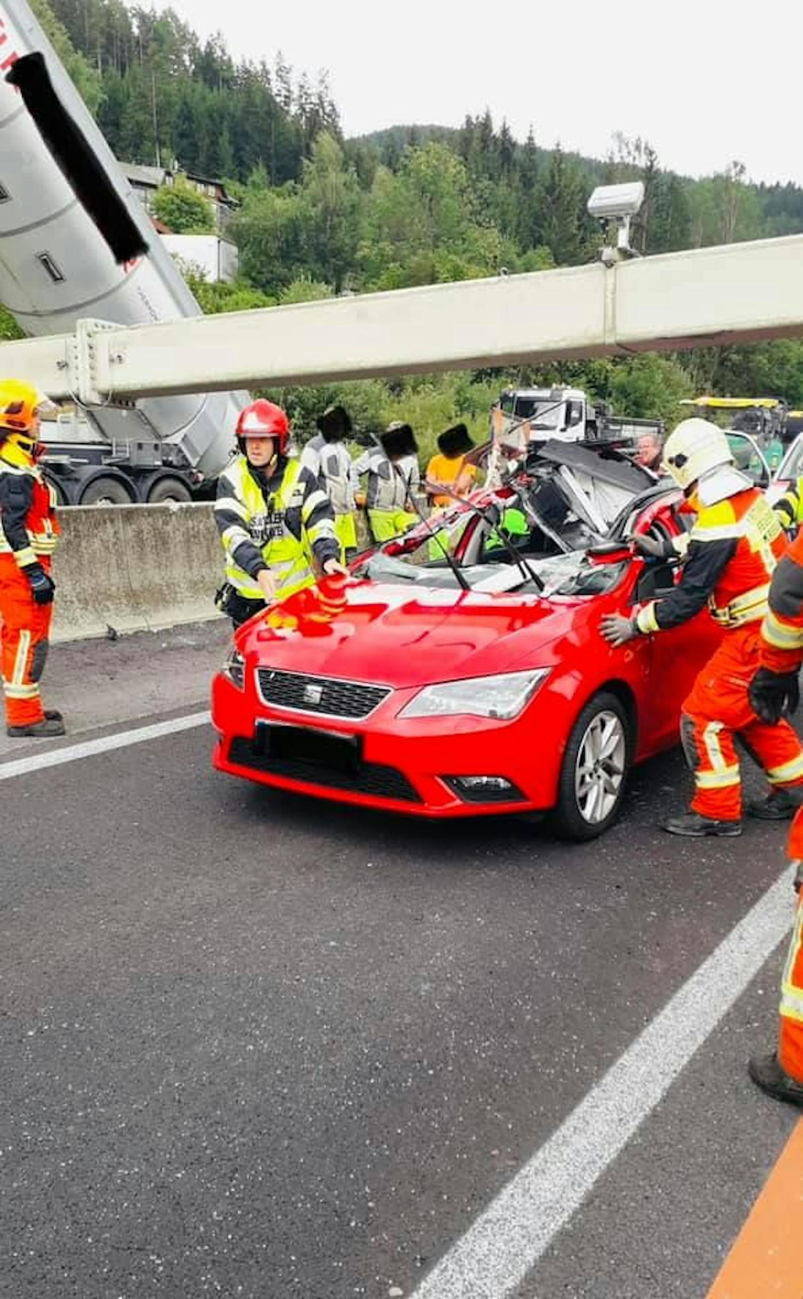 Bei einem spektakulären Unfall im Bezirk Bruck-Mürzzuschlag ist eine Frau schwer verletzt worden: Ihr Auto war von einem herunter fallenden Mautbalken getroffen worden.