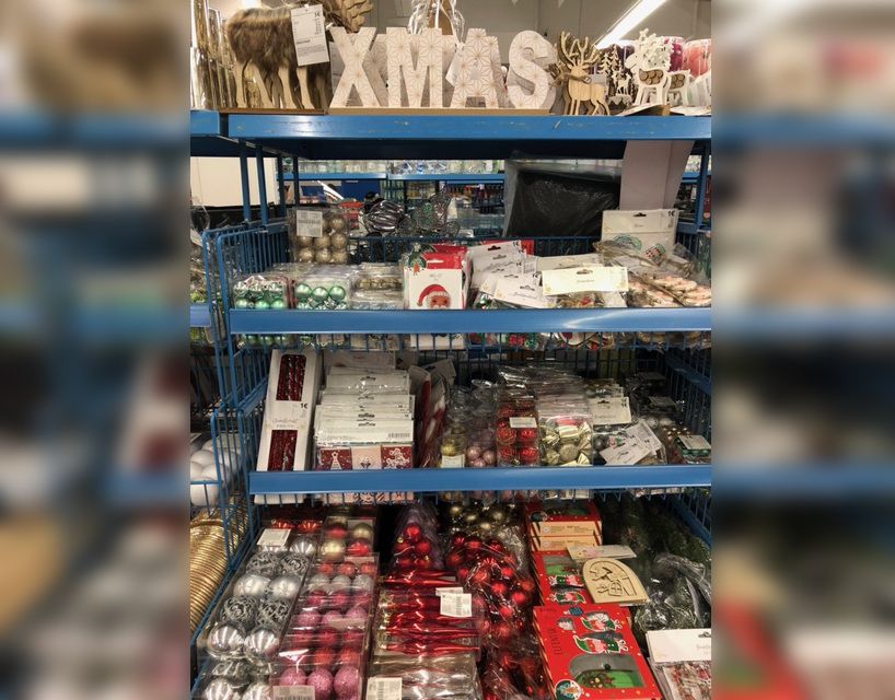 Die Regale sind schon mit Weihnachtsartikel befüllt.