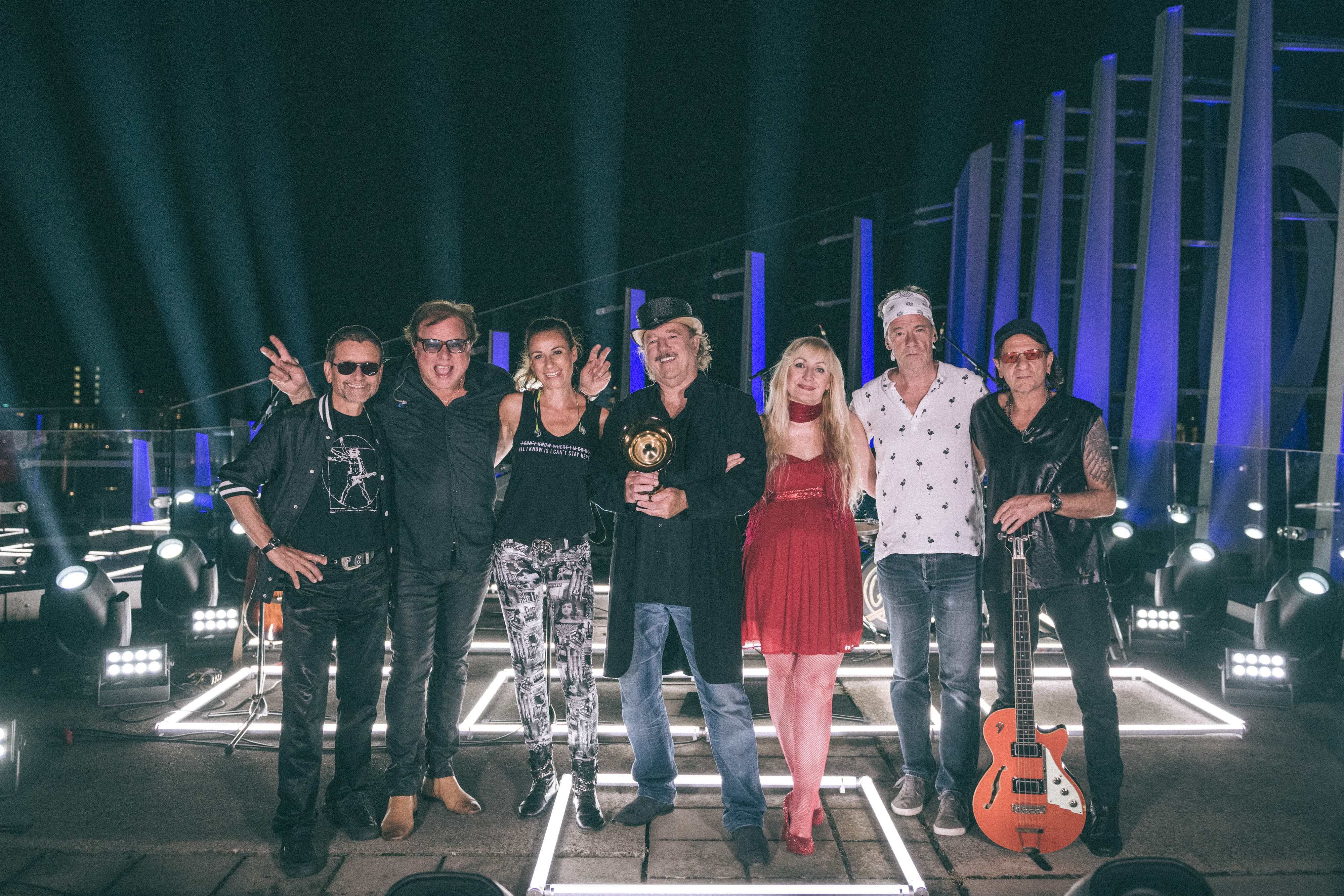 Opus bei ihrer Performance auf dem über 75 Meter hohen Uniqa Tower.