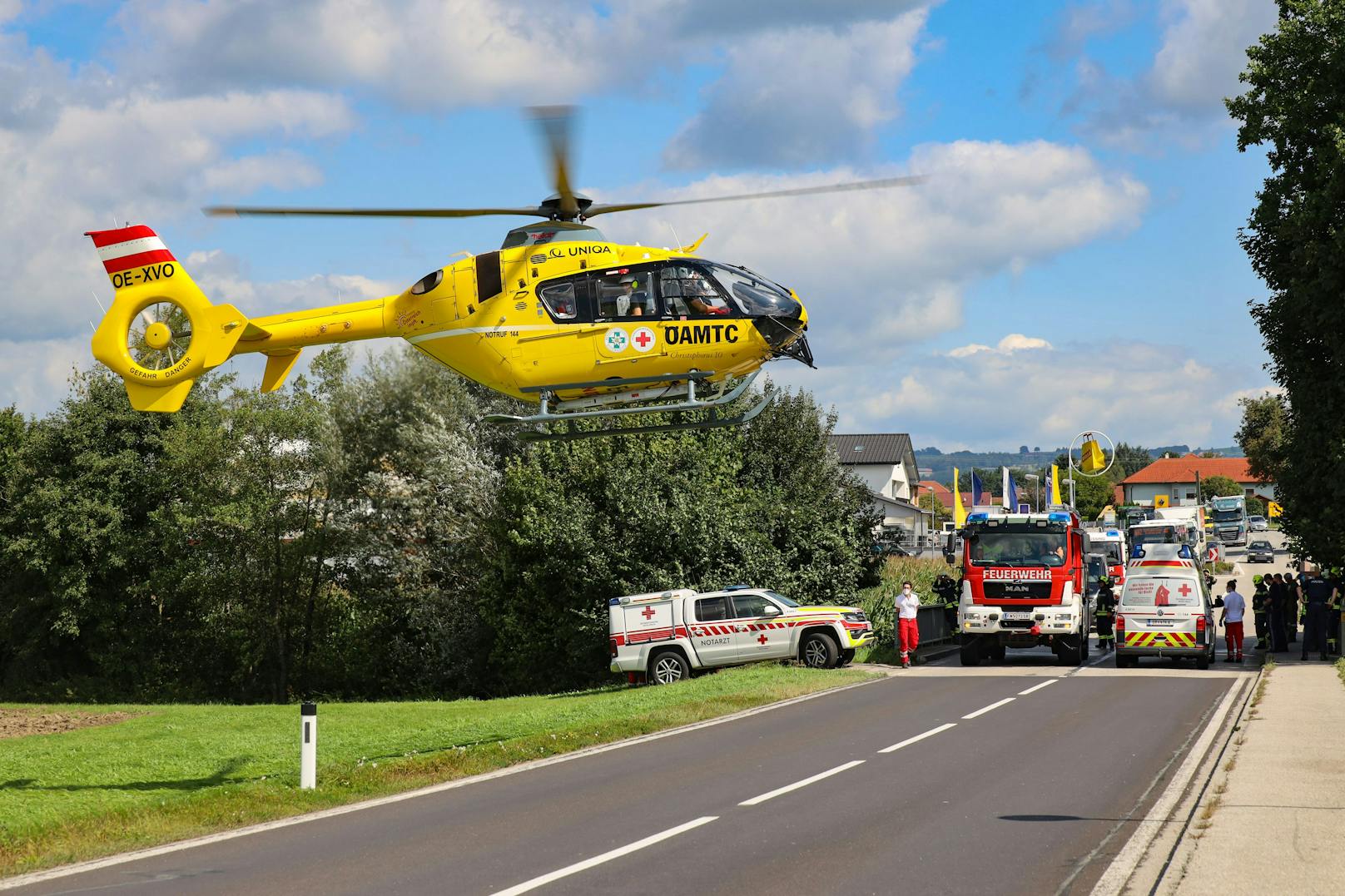 Der verletzte PKW-Lenker musste per Nothubschrauber ins Krankenhaus gebracht werden.