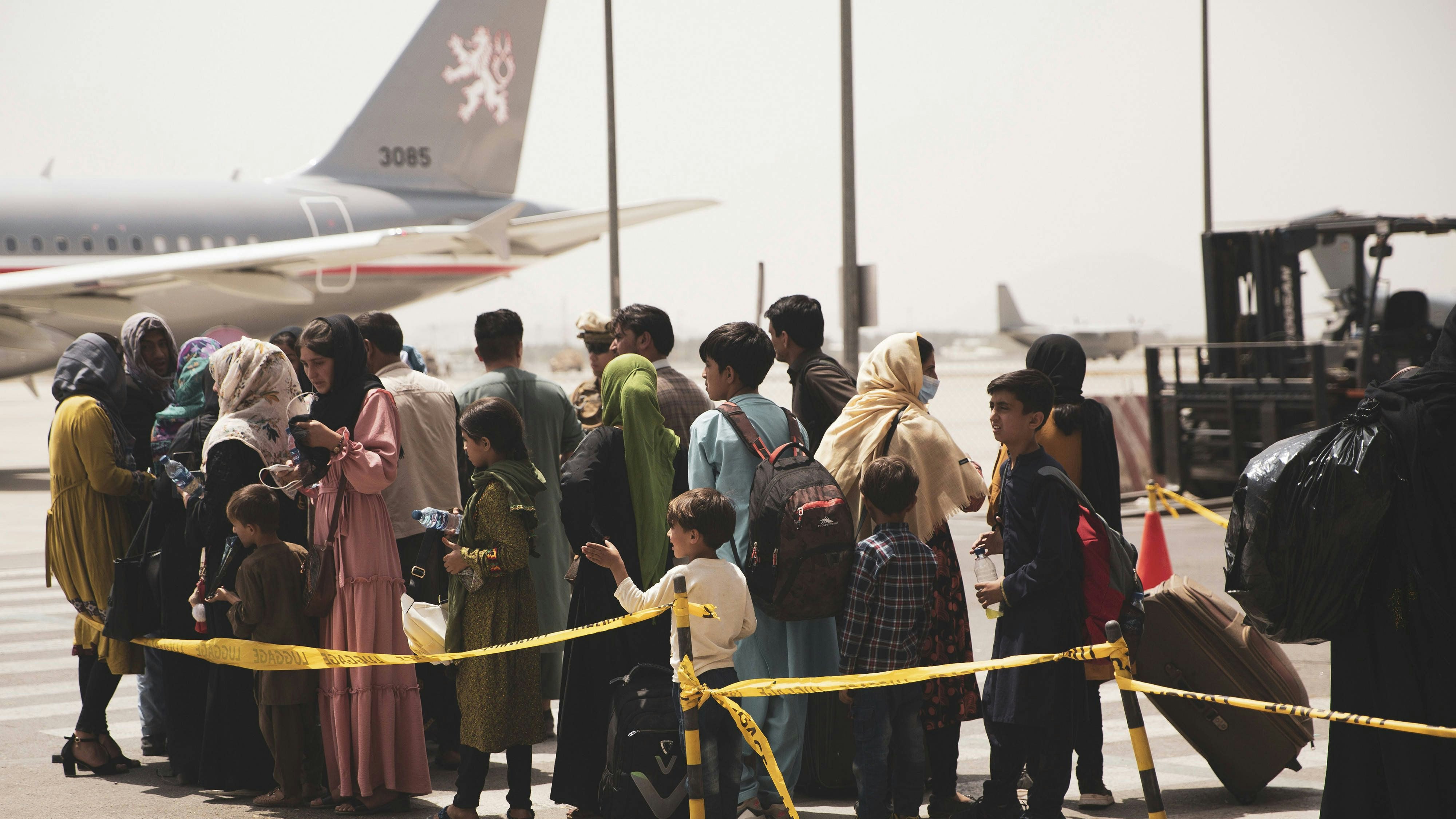 Download von www.picturedesk.com am 02.09.2021 (17:25).  ACT action_36406603 -- Civilians prepare to board a plane during an evacuation at Hamid Karzai International Airport, in Kabul, Afghanistan, on August 18, 2021. U.S. Marines are assisting the Department of State with an orderly drawdown of designated personnel in Afghanistan - 20210818_PD9206 - Rechteinfo: Rights Managed (RM)