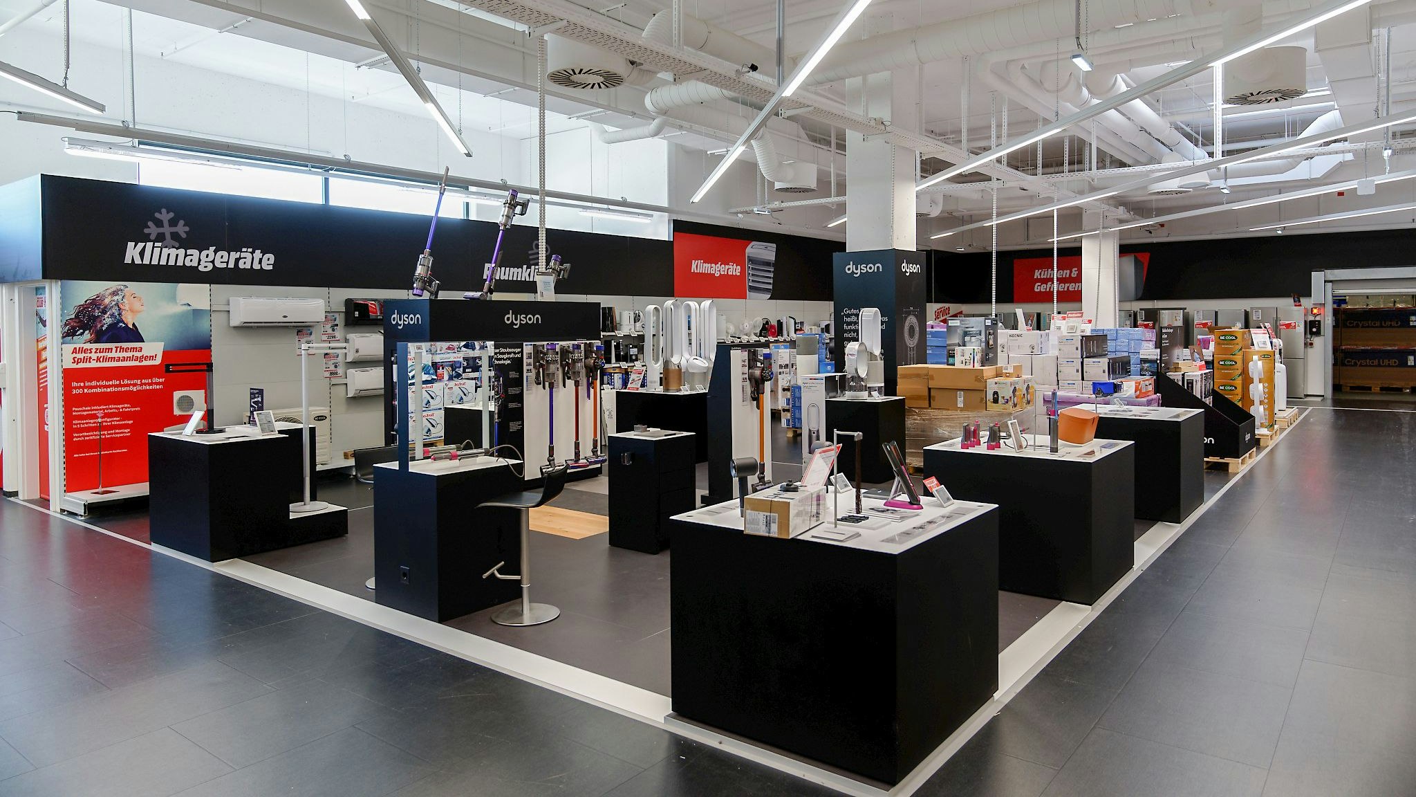 In Marken- und Themenwelten können Kunden die Produkte angreifen und testen.