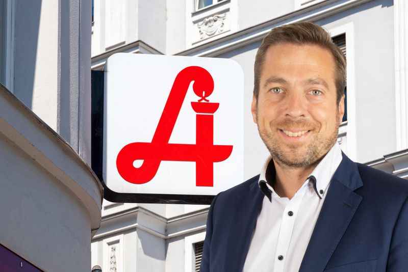 Der Freiheitliche Otzelberger mit Apotheke (Symbol) im Hintergrund.