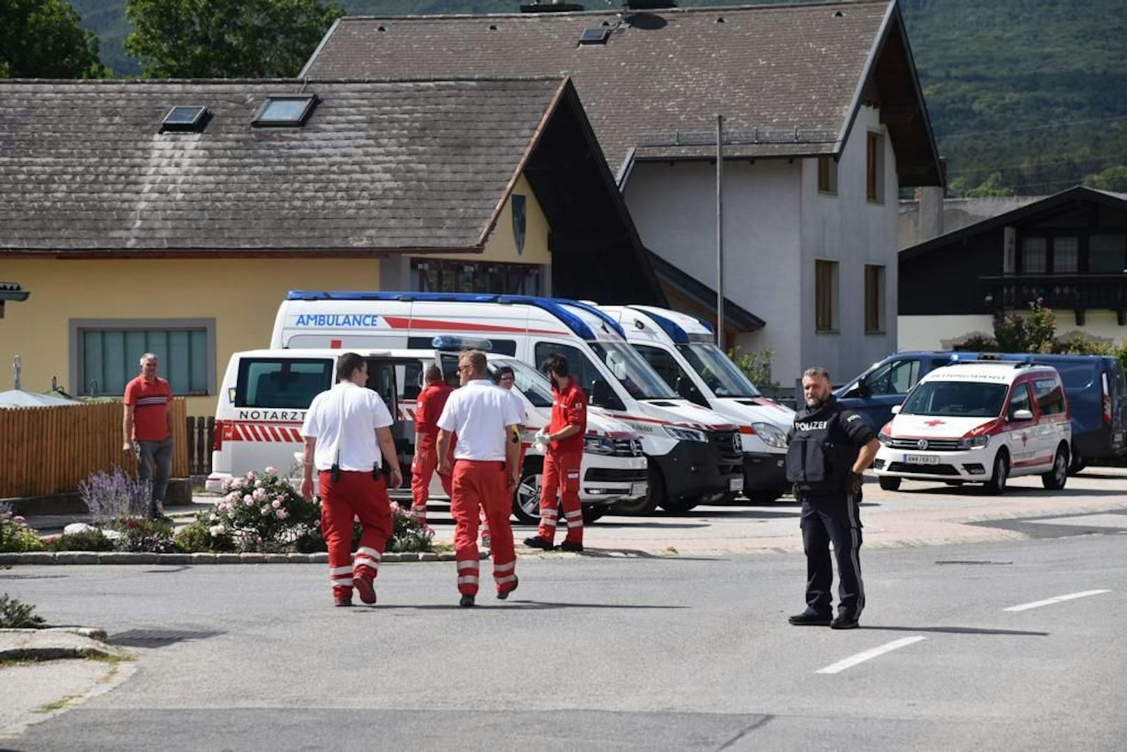 Cobra, Polizei und Rotes Kreuz in Hernstein.