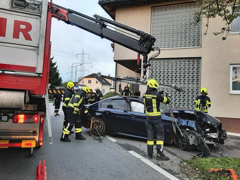 Die Feuerwehr barg des demolierte Auto.