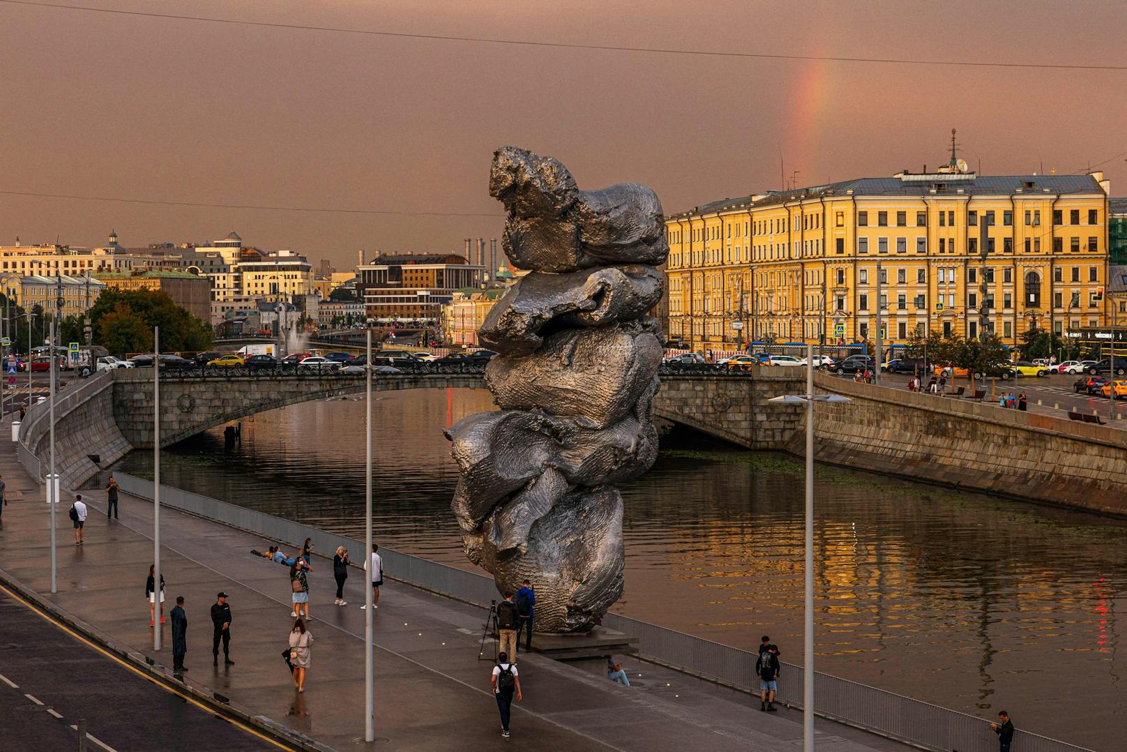 Beim Anblick der umstrittenen Skulptur fallen so manchen Moskauern andere Vergleiche ein.
