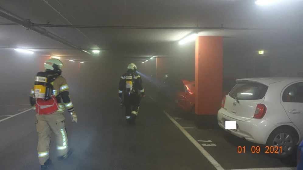 Einsatzbild aus der Tiefgarage am Lonstorferpatz.