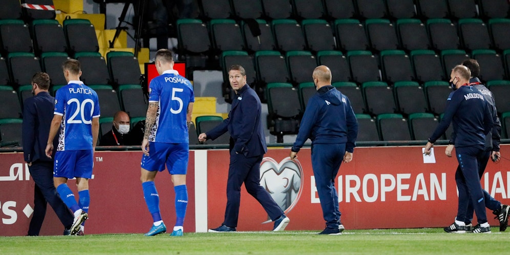 Franco Foda neben Moldawiens Teamkickern, als die Teams zurück in die Kabinen geschickt wurden.