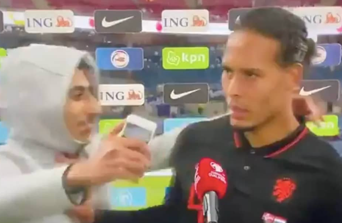 Virgil van Dijk reagiert auf die Annäherungsversuche eines Fans genervt.