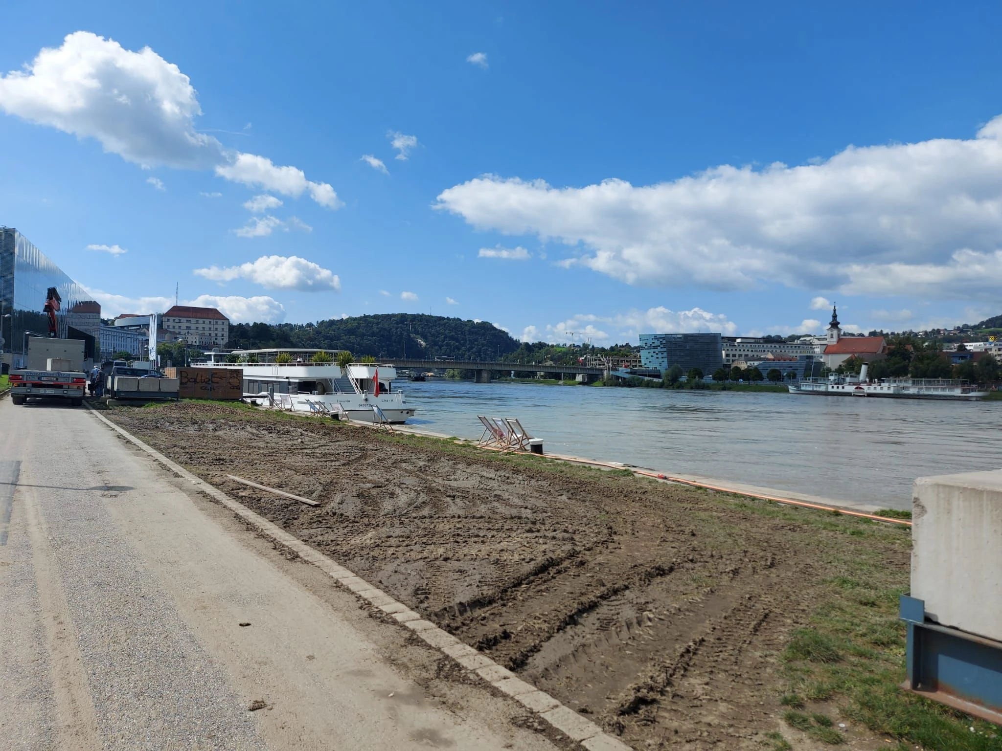 Weite Strecken des Rasens an der Linzer Donaulände wurden schwer beschädigt.