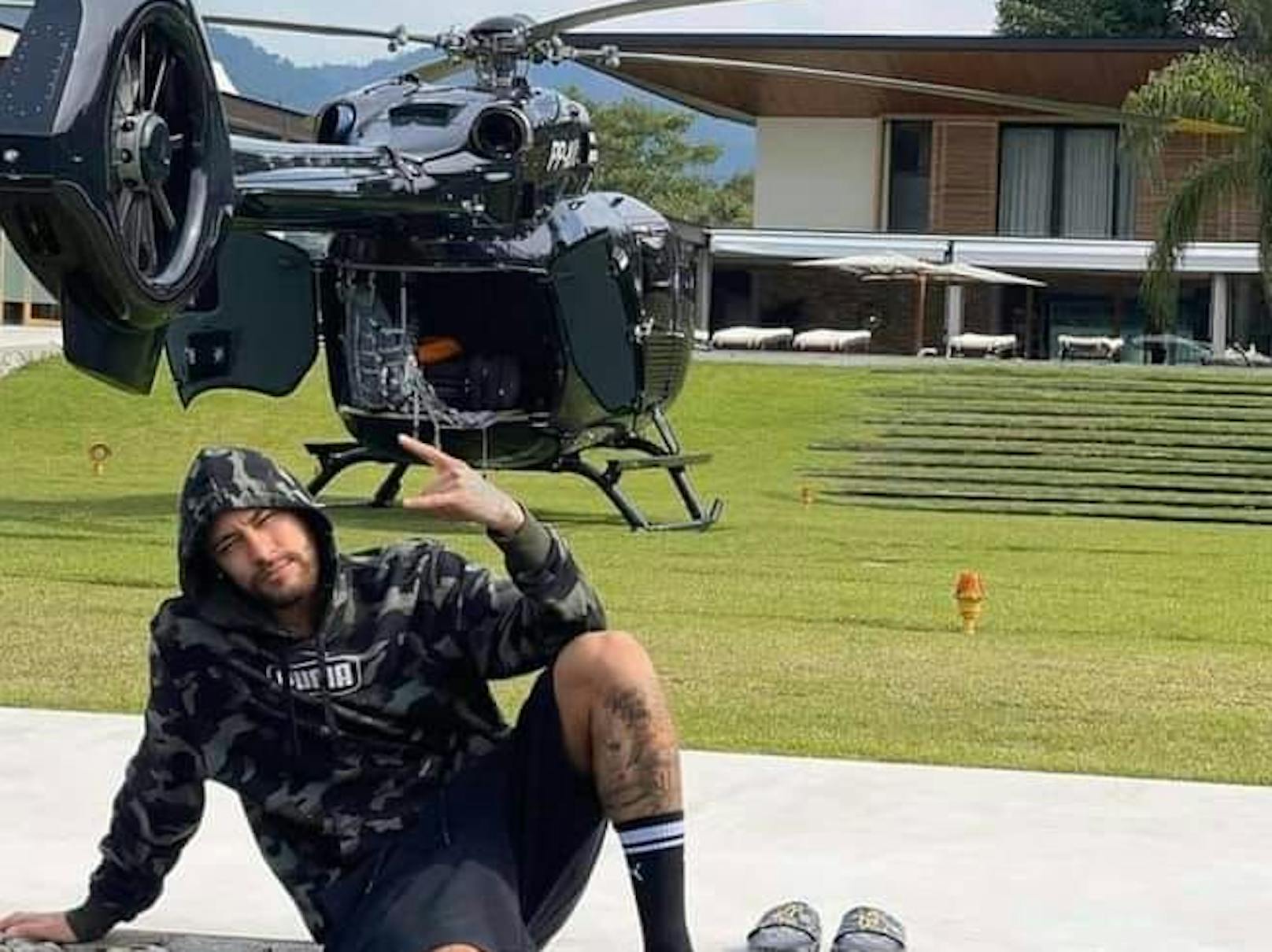 Neymar posiert vor seinem Luxus-Helikopter. 