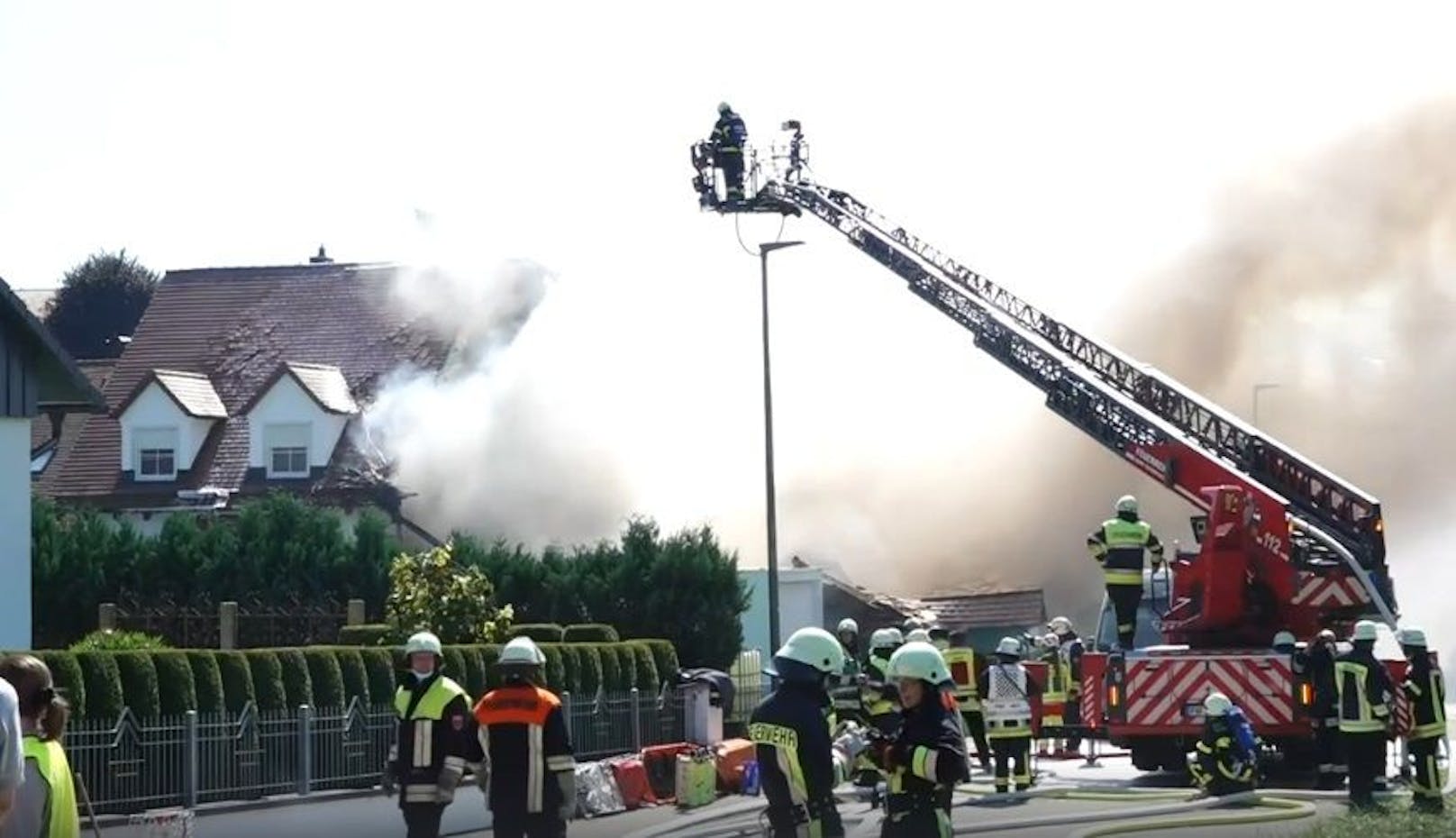 Ein Wohnhaus in Bayern ist explodiert. Zwei Menschen wurden verletzt, weitere zwei werden vermisst. 