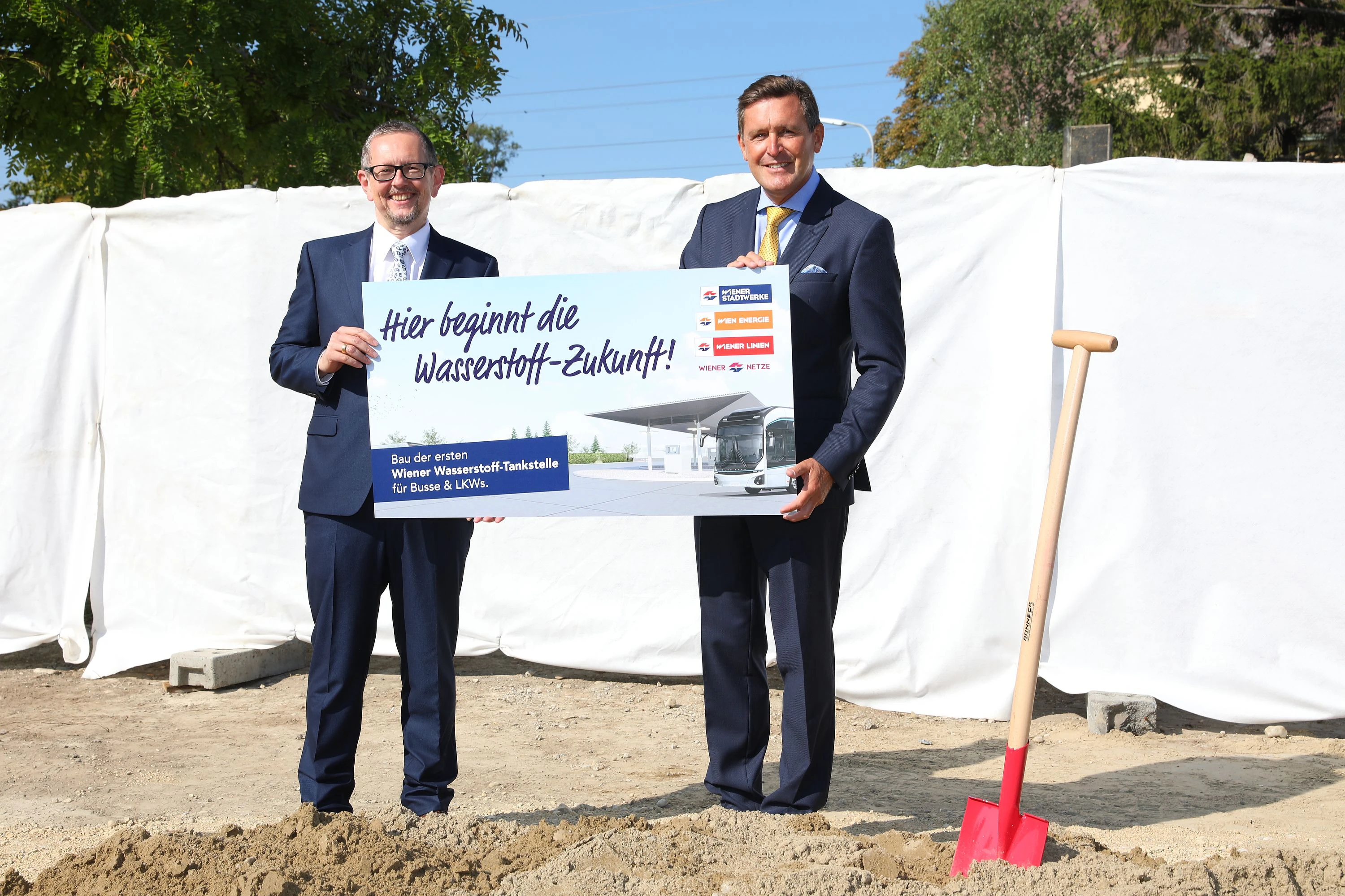 Wirtschafts- und Öffistadtrat Peter Hanke (r.) und Wiener Stadtwerke-Chef Generaldirektor Martin Krajcsir in der Leopoldau den Spatenstich für die erste Wasserstoff-Tankstelle für Busse und LKWs des Unternehmens hat heute Donnerstag gemeinsam mit Wiener Stadtwerke-Generaldirektor Martin Krajcsir in der Leopoldau den Spatenstich für die erste Wasserstoff-Tankstelle für Busse und LKWs des Unternehmens übernommen. Gemeinsam mit dem Floridsdorfer Bezirksvorsteher Georg Papai, Wiener Linien-Geschäftsführer Günter Steinbauer, Wien Energie-Geschäftsführer Michael Strebl und Wiener Netze-Geschäftsführer Gerhard Fida besichtigten Hanke und Krajcsir die Standorte der Wiener Stadtwerke-Konzernunternehmen im Norden Wiens.