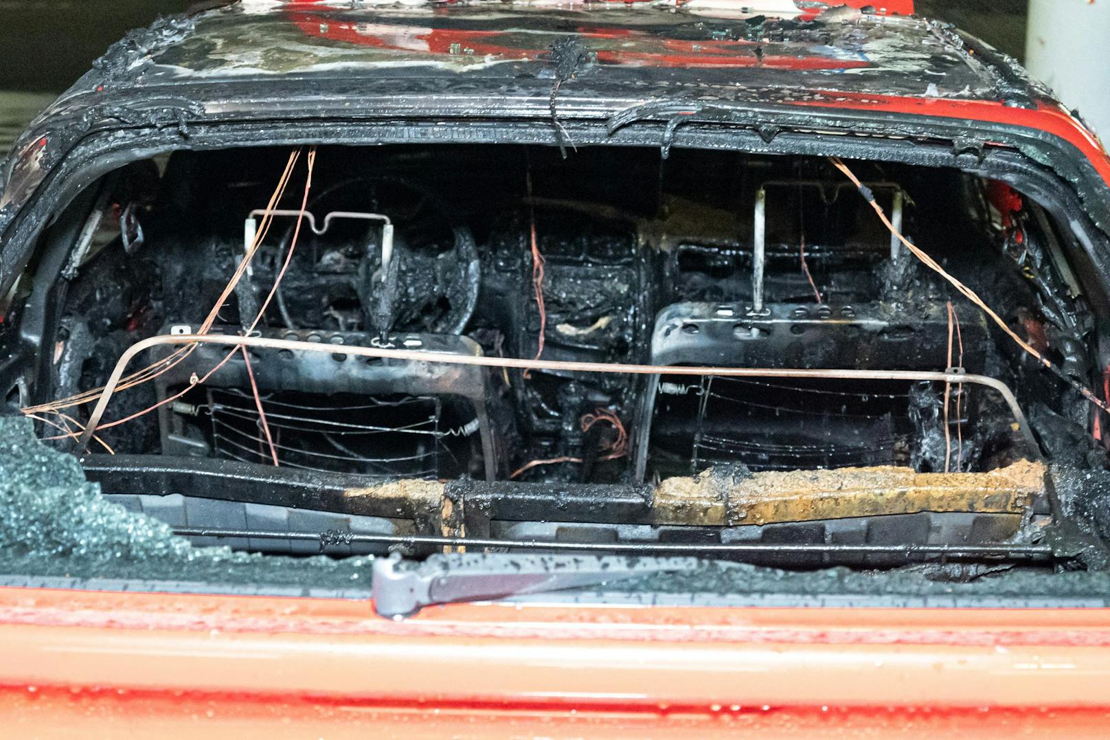 Die hintere Fensterscheibe des Autos war eingeschlagen worden. Dann wurde der Brand gelegt.
