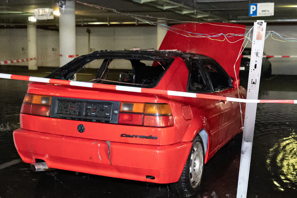 In einer Tiefgarage in der Semmelweißstraße brannte dieses Auto.