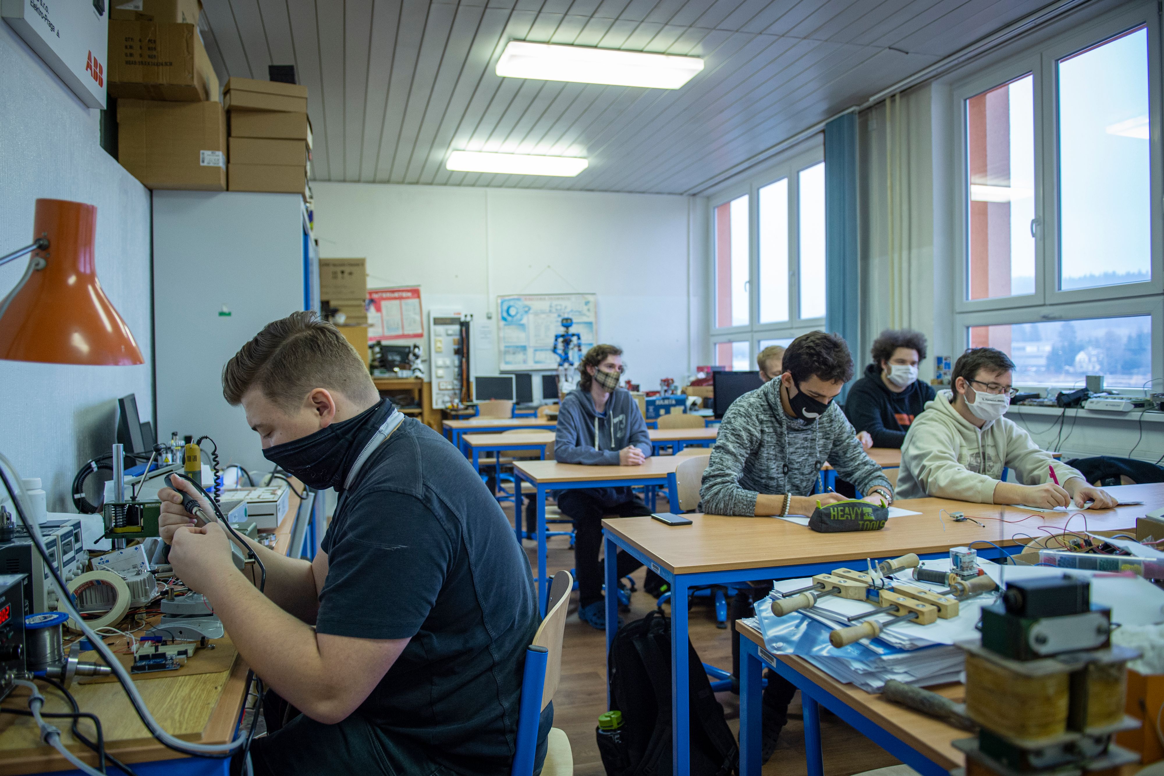 Lehrlinge an einer technischen Schule.