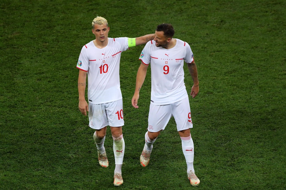 Granit Xhaka (links) wurde positiv auf das Coronavirus getestet.