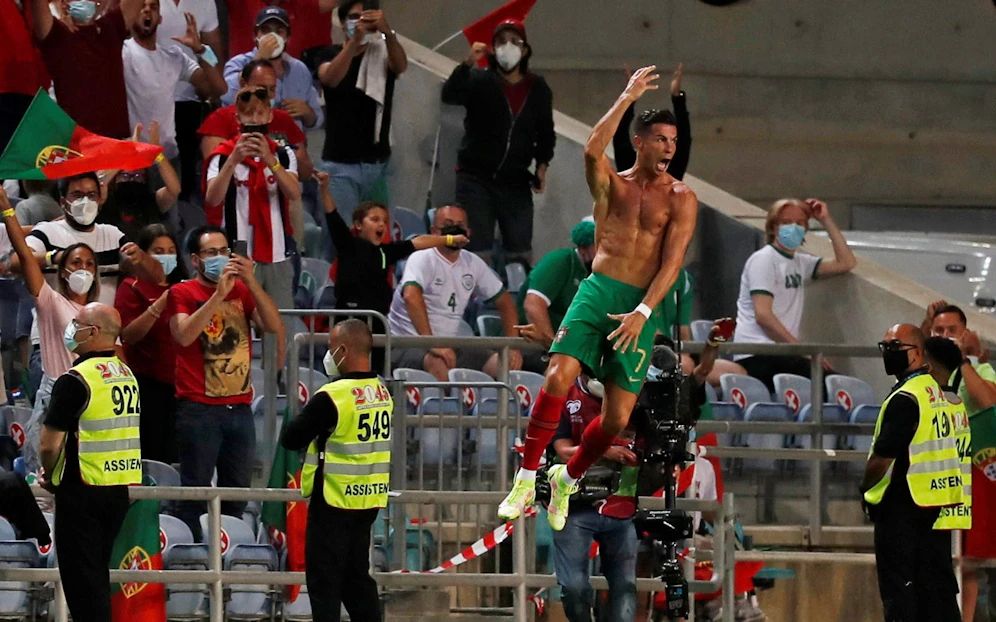 Cristiano Ronaldos jubelte gegen Irland mit nacktem Oberkörper.