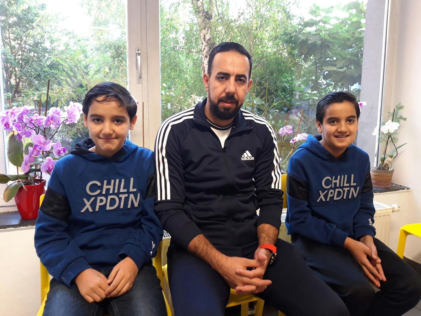 Vater Mohammed mit seinen Söhnen Hussein (12) und Hassan (10)