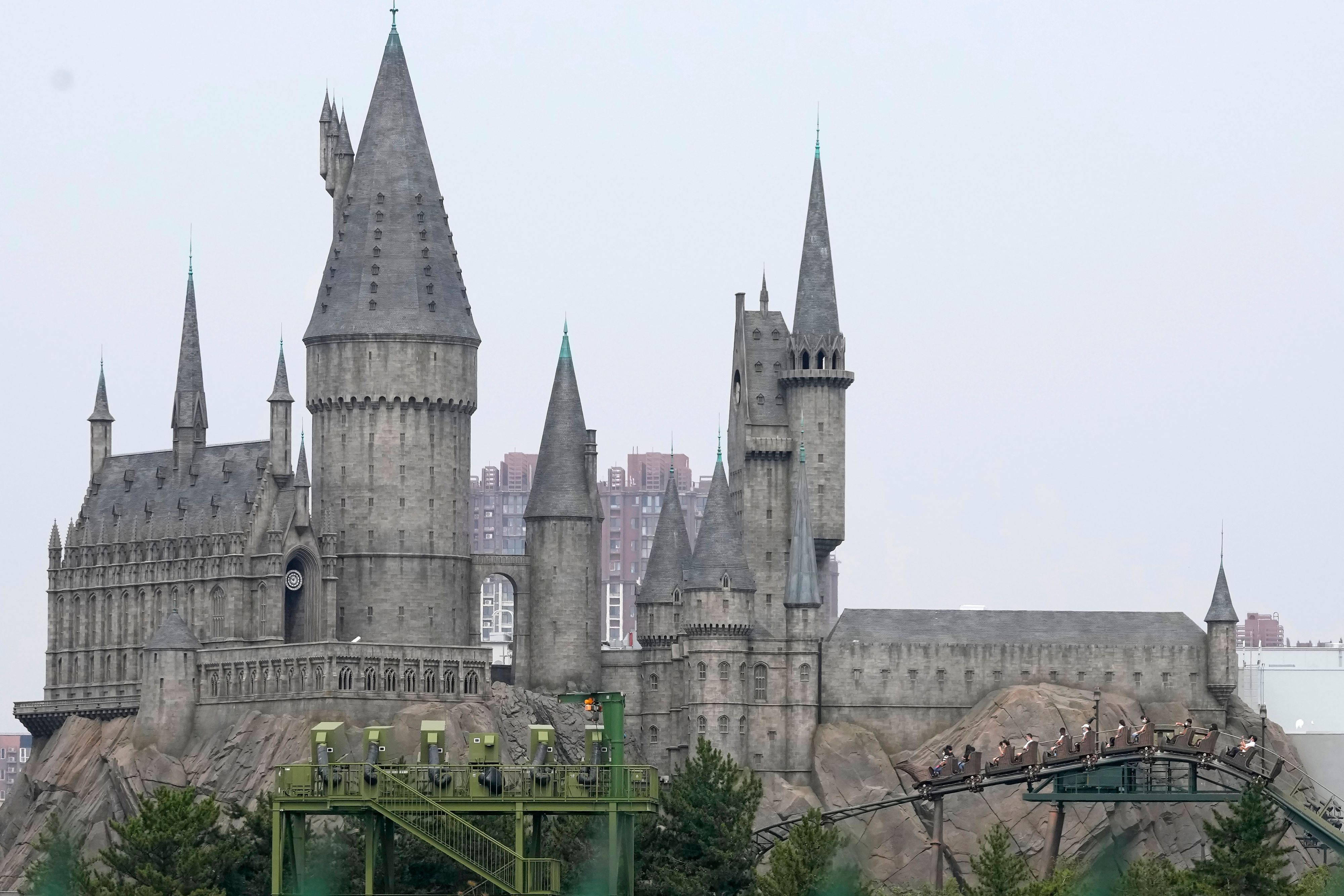 Download von www.picturedesk.com am 02.09.2021 (10:17).  Visitors ride on a roller coaster at the Universal Studios theme park during trial runs in Beijing, China, Tuesday, Aug. 31, 2021. Universal Studios announced Monday, Aug. 30, 2021, that its first theme park in China will open in the country's capital in September. The company set the opening date for Sept. 20, according to a statement and video posted on the Chinese social media site WeChat. (AP Photo/Ng Han Guan) - 20210831_PD2481 - Rechteinfo: Rights Managed (RM)