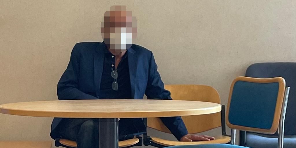 Der Bauherr vor der Verhandlung.