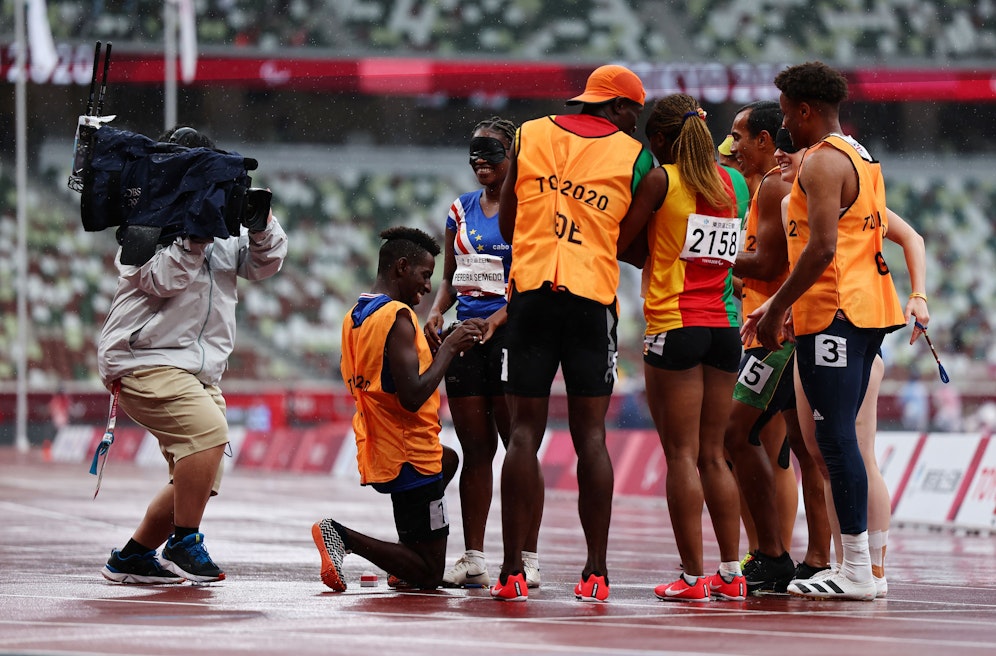 Manuel Antonio Vaz da Veiga kniet nieder, Keula Nidreia Pereira Semedo nimmt seinen Antrag an.