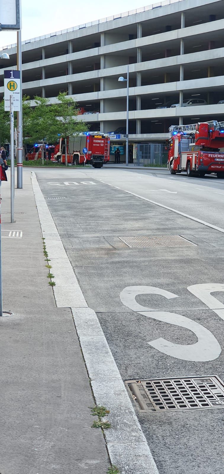 Die Feuerwehr musste zu einem Park and Ride ausrücken.