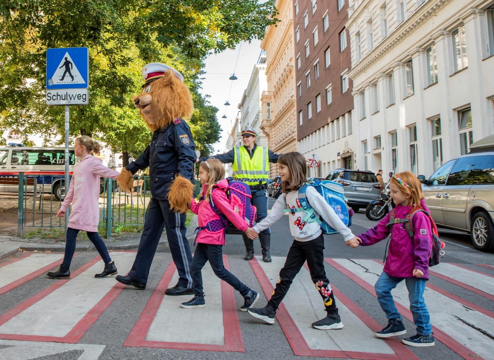 Polizeibär "Tommy" bringt die Kinder sicher über die Straße. 