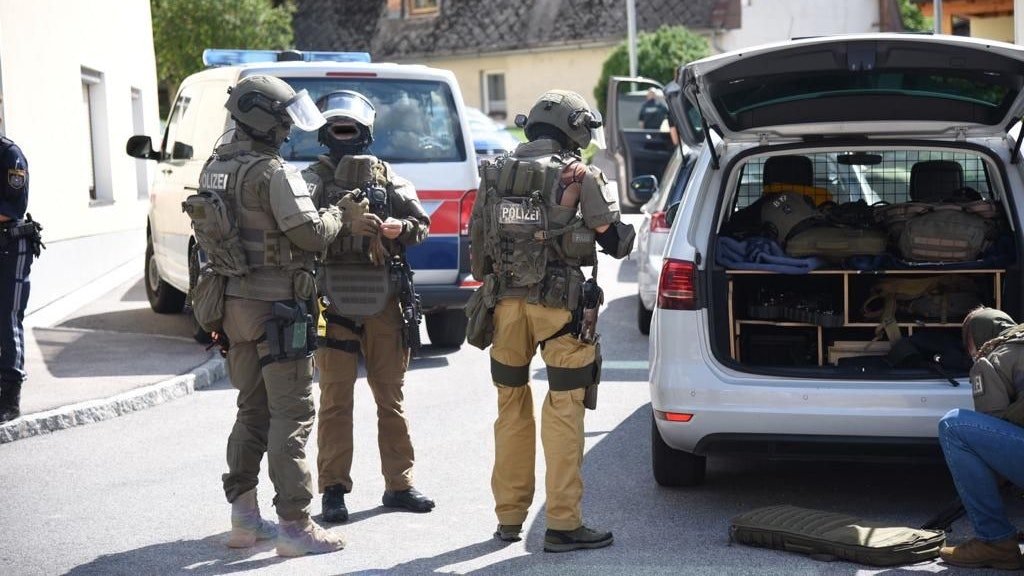 Cobra, Polizei und Rotes Kreuz in Hernstein.