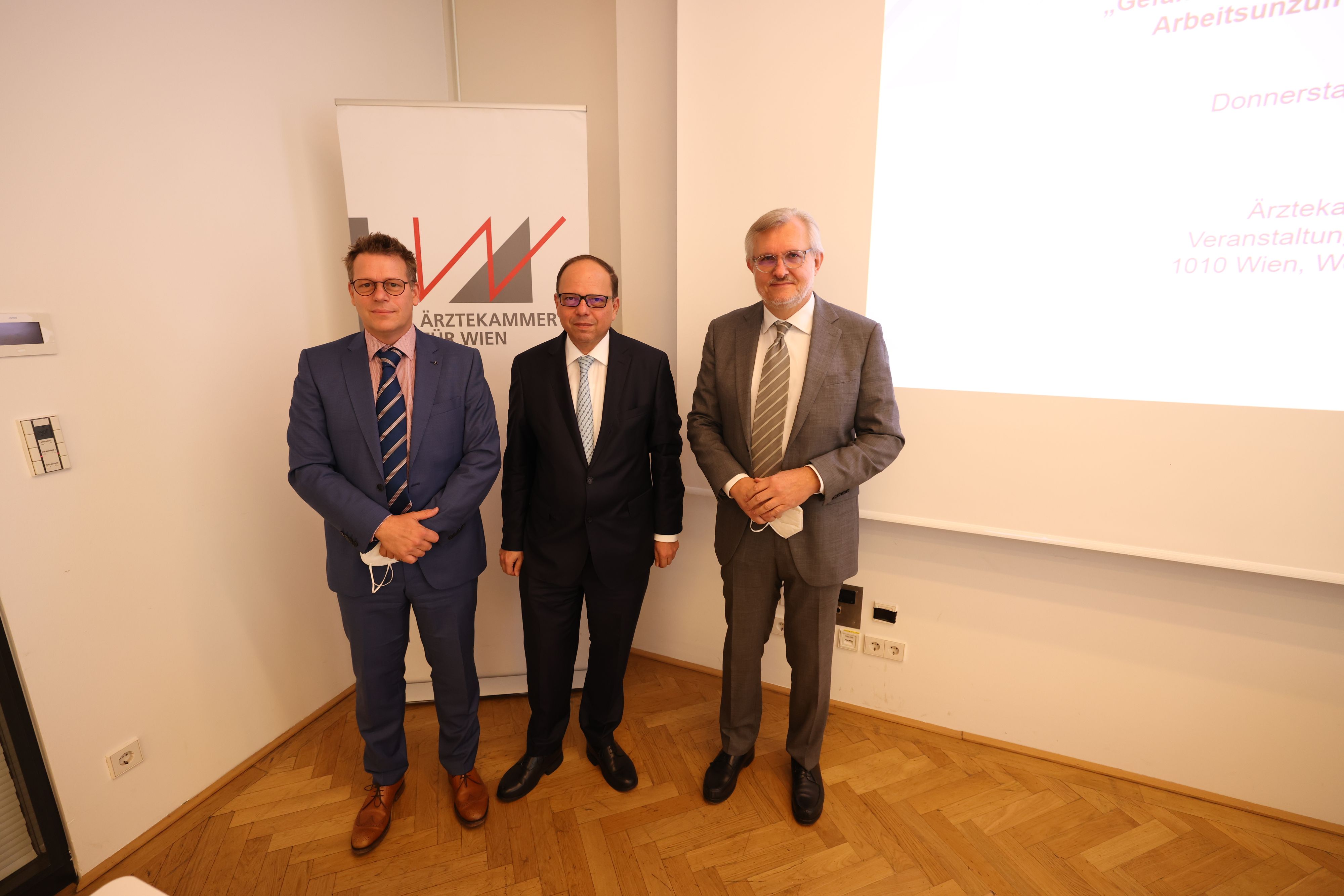 Von links nach rechts: Vizepräsident der Wiener Ärztekammer Gerald Gingold, Ärztekammerpäsident Thomas Szekeres und Johannes Kastner, Vorsitzender des Betriebsrates der Medizinischen Universität Wien.