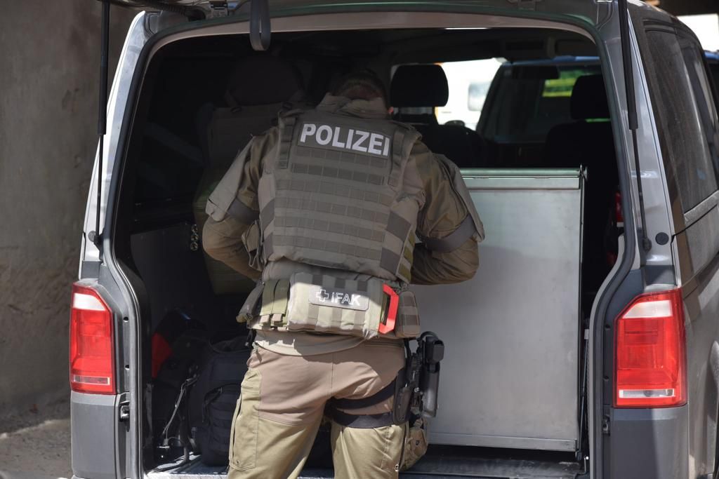 Symbolfoto eines Cobra-Beamten im Einsatz.