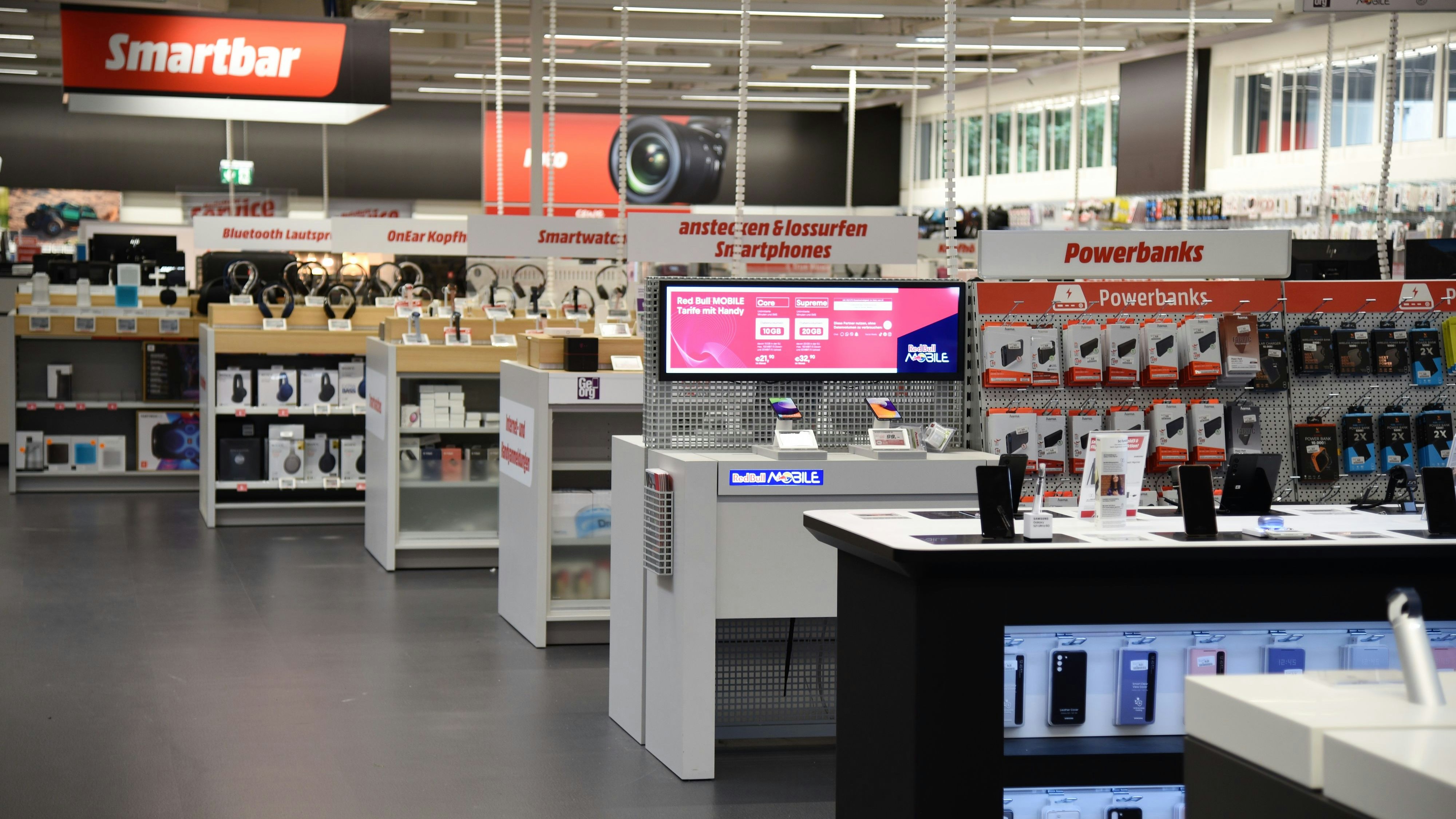 MediaMarkt führt ein neues Shop-Konzept ein: Smartbars sind als Service-Anlaufstelle zentral positioniert.