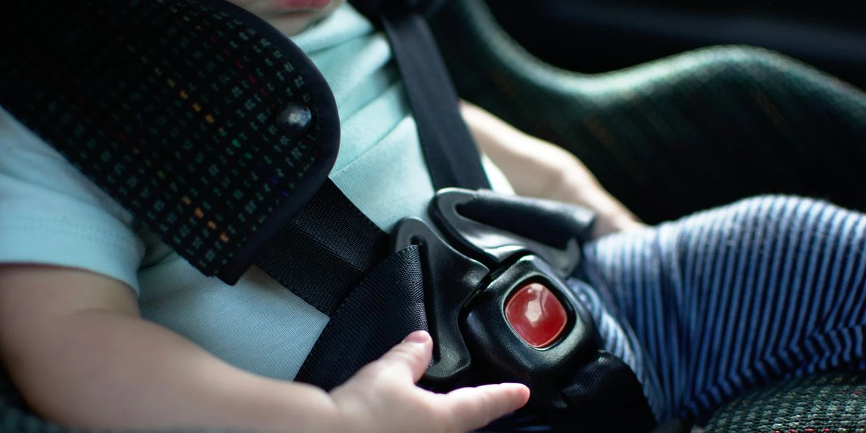Die beiden Babys sollen bis zu neun Stunden im Auto gesessen haben.