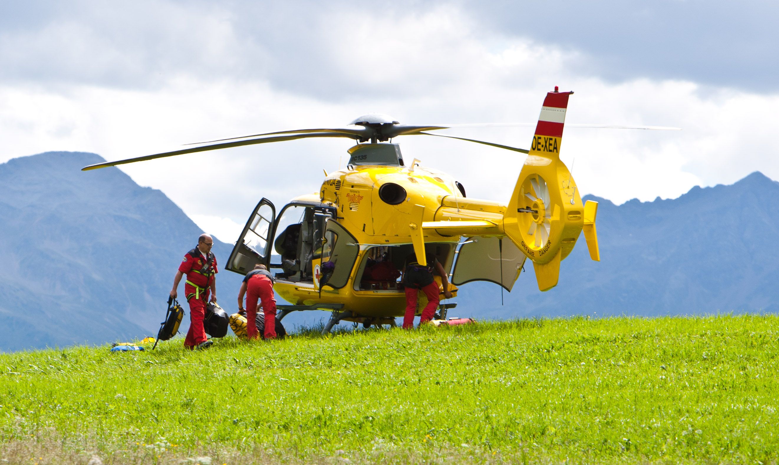 Mit dem Notarzt-Heli wurde das Kind ins Spital geflogen. Symbolbild
